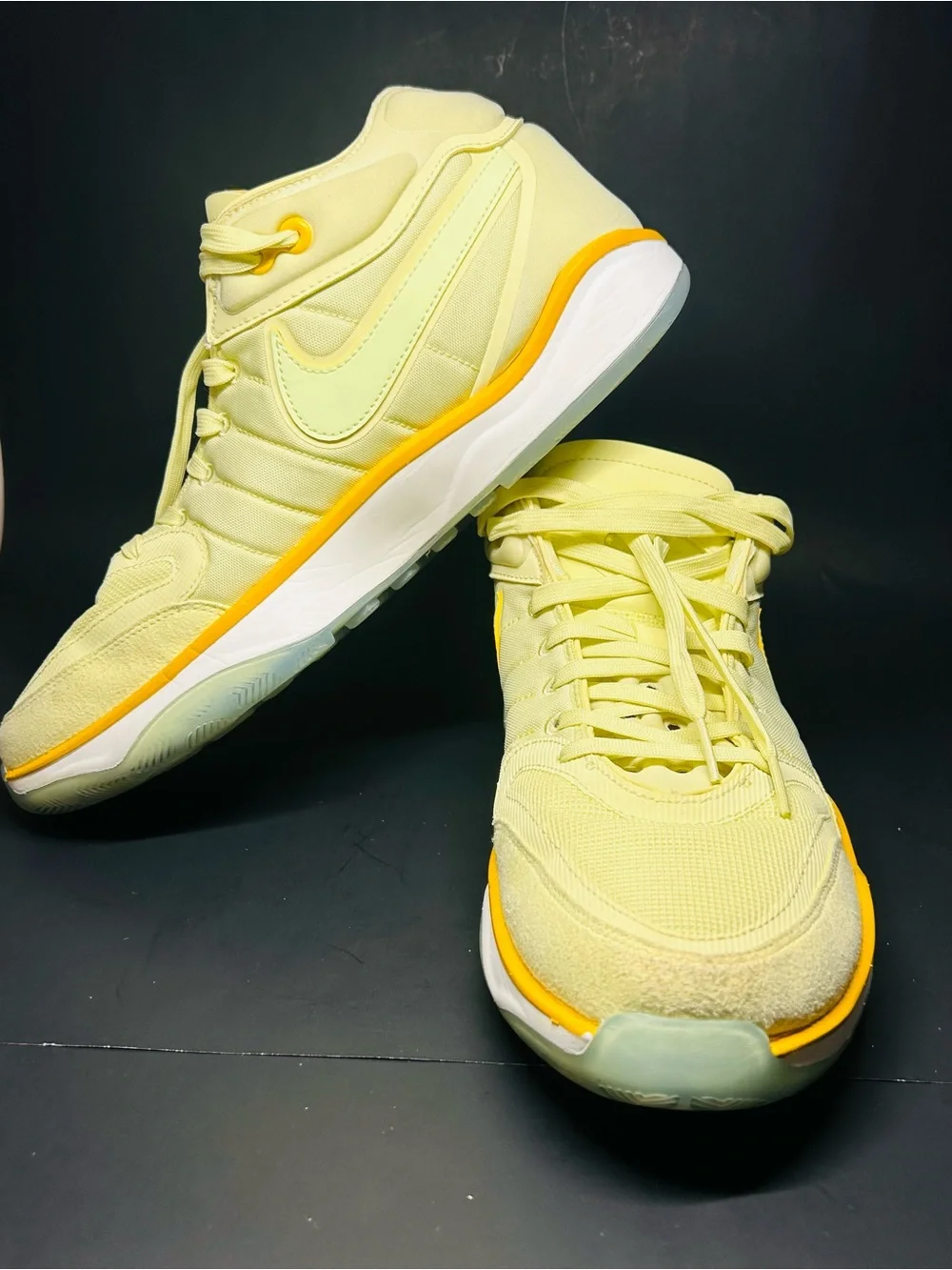 Nike Men’s Sneakers Yellow Volt Low Top Athletic Shoes Size 12 D9405-302